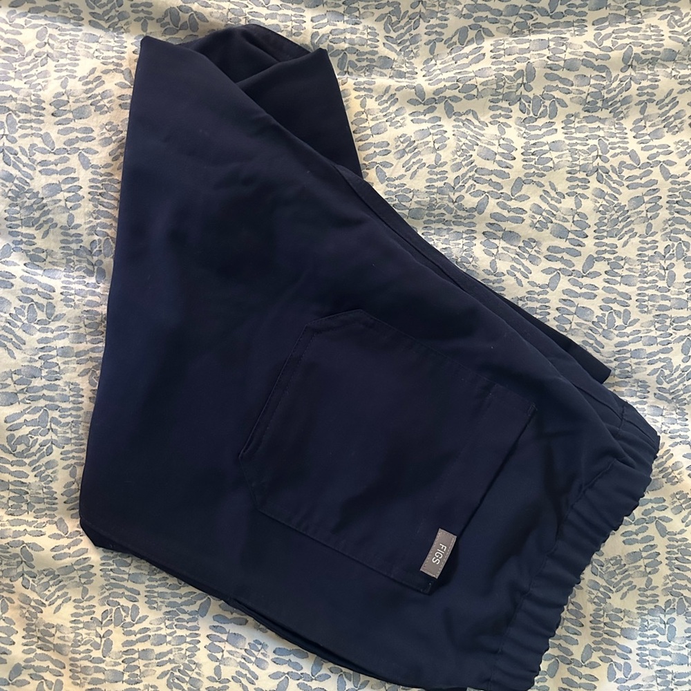 Men’s M Figs basic scrub bottoms in Navy - never worn!